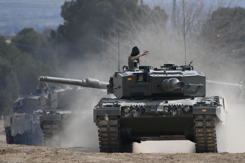 Ukraine soldiers training Leopard 2 tanks Spain