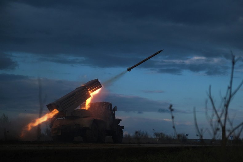 Ukraine, fires, artillery, toward, Russian, troops, Bakhmut