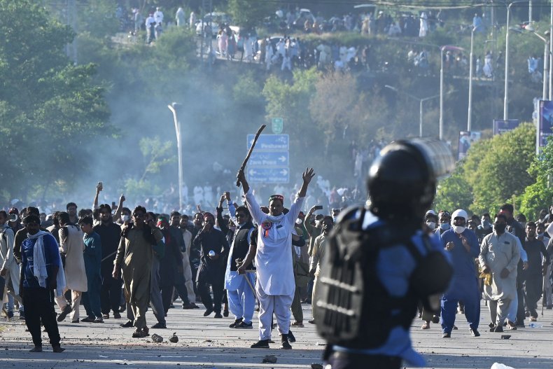 Pakistan, Imran, Khan, supporters, clash, with, police