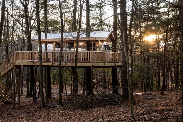 Exterior view of the Silver Bullet Treehouse at The Mohicans.